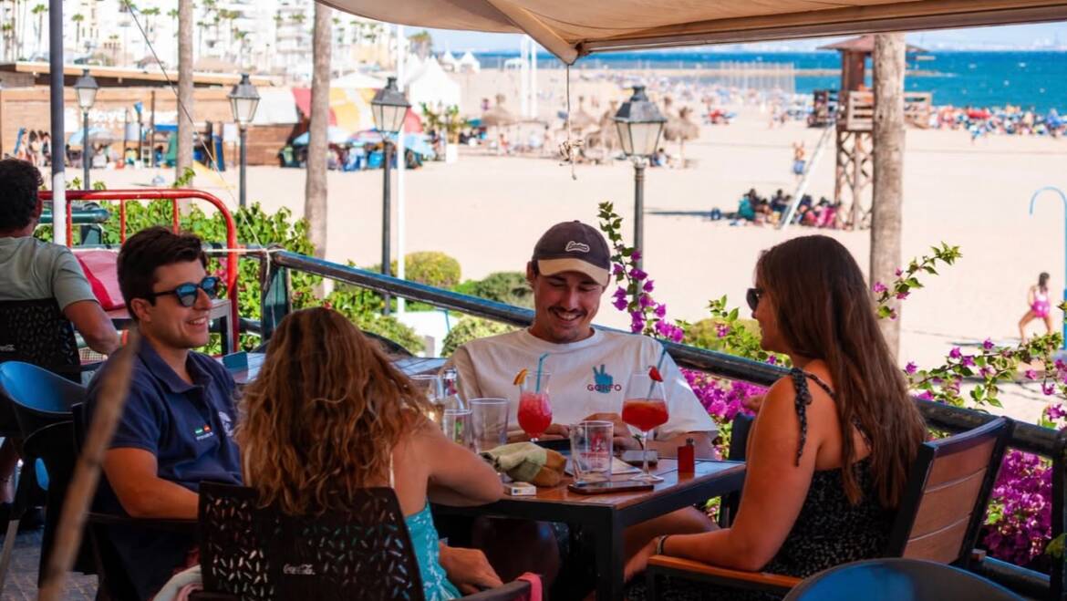 Tardeo en Rota: amigos, cócteles y vistas al mar en la Playa de la Costilla