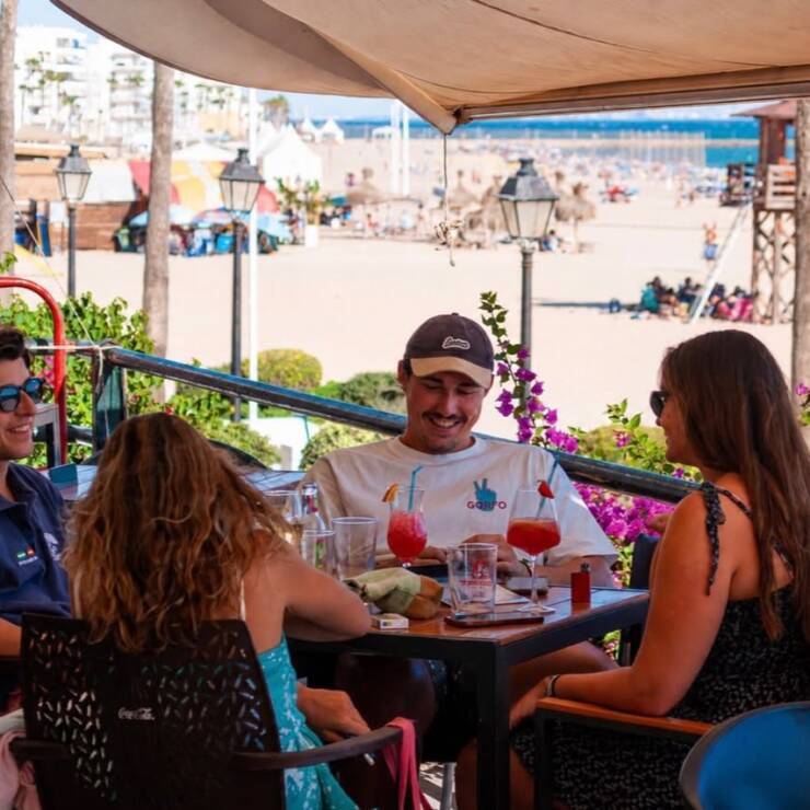 Tardeo en Rota: amigos, cócteles y vistas al mar en la Playa de la Costilla